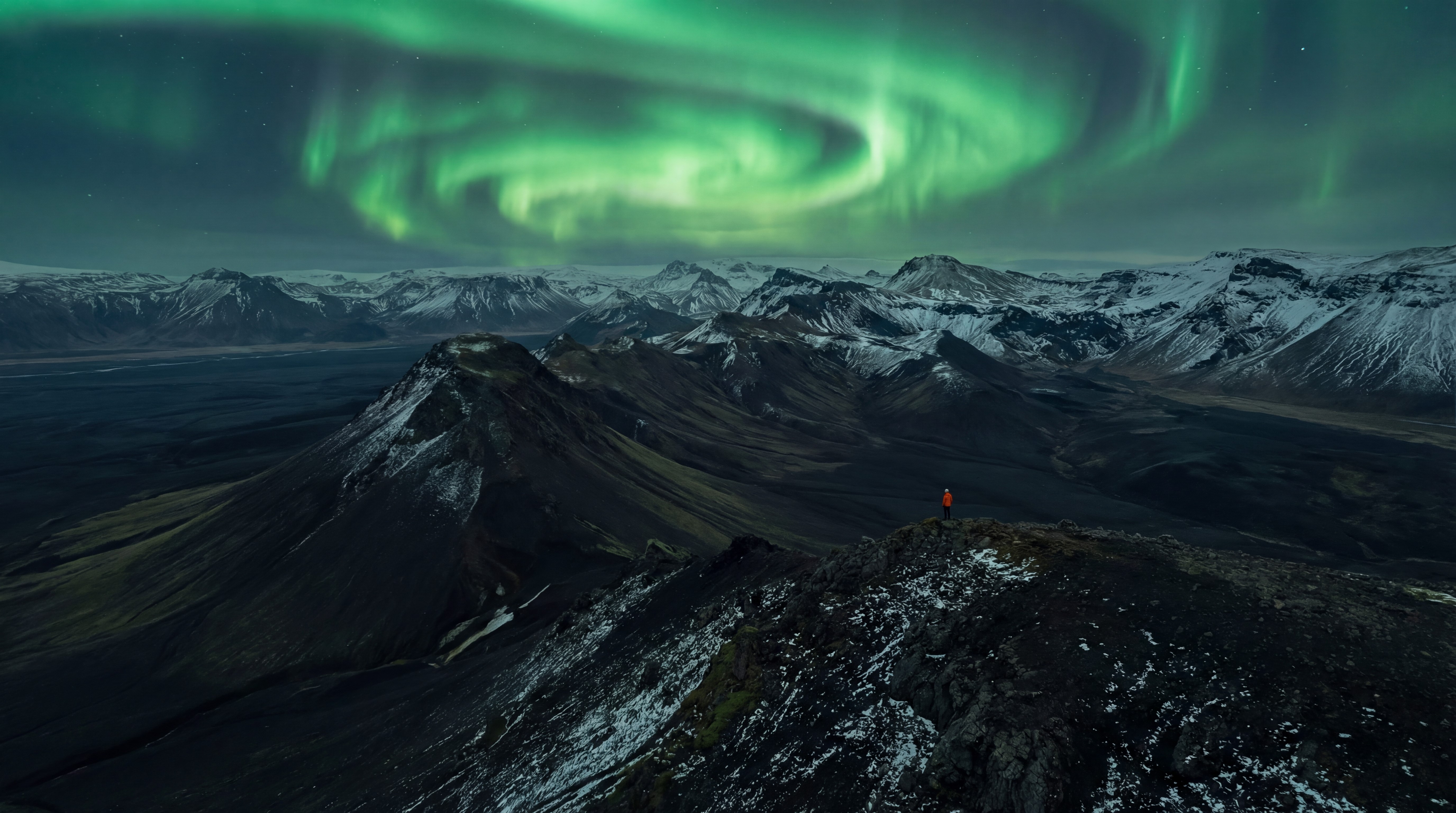 Weitwinkelaufnahme — Motiv im gesamten Umgebungskontext gezeigt, Kompositions-Prompt-Wort